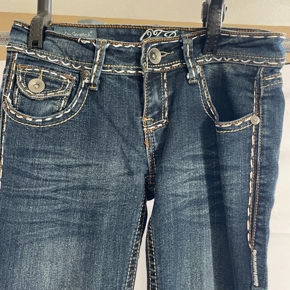 Women's juniors size 1 Blue Jeans - Picture 2 of 4